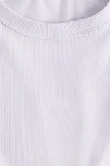 Remera de manga corta en punto acanalado, con corte entallado y cuello redondo ribeteado.