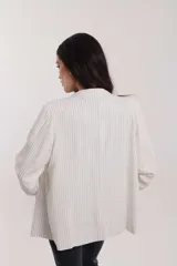 Blazer blanco con rayas verticales finas, de corte clásico con solapas y bolsillos delanteros.