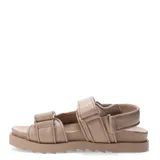 Sandalias chatas color beige con tiras anchas y ajuste con velcro.