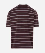 Remera de corte relajado confeccionada en mezcla de algodón y poliéster, con diseño de rayas horizontales en tonos marrón, blanco y celeste. Presenta cuello redondo y mangas cortas.