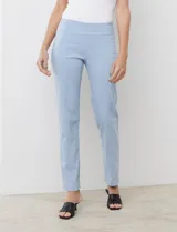 Pantalón de gabardina elastizada celeste, marca Zac & Rachel. Modelo recto con pretina ancha con faja interna modeladora, largo de pierna y costura frontal pespunteada.