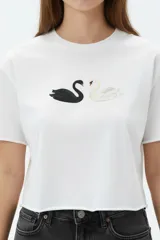 Remera cropped de algodón gris oscuro, con cuello redondo, manga corta y estampa frontal de conejo con estrellas.