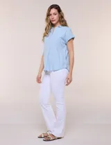 Blusa blanca de algodón y viscosa, con cuello camisero, escote en V y mangas cortas con vuelta.