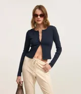 Cardigan azul marino de ribana con cuello redondo, manga larga y cierre frontal con botones.