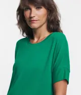 Blusa básica de viscosa color azul marino, con cuello redondo y mangas cortas de diseño cuadrado sin sisas.