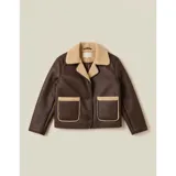 Campera tipo gamulán de ecocuero marrón con forro y detalles de corderito en cuello, solapas y bolsillos. Presenta cierre frontal con botones y dos bolsillos externos.