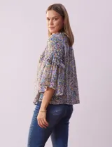 Blusa Zac & Rachel estampada, de gasa, con cuello redondo fruncido y mangas 3/4 amplias con volados.
