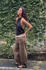 Jeans de tiro bajo con diseño de paneles reforzados en las rodillas, cinco bolsillos y cierre frontal con cremallera y botón metálico.