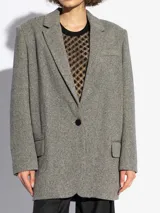 Blazer gris con diseño de espiga, solapas con muescas y cierre con un botón.