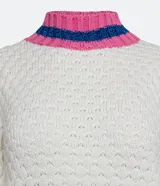 Suéter de punto blanco con cuello alto y puños acanalados con rayas horizontales rosas y azules.