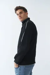 Campera de felpa gris oscuro para hombre, con fit regular, logo estampado, manga larga, cremallera entera, bolsillos con cierre y cuello elevado.