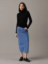 Sweater negro de canalé con cuello alto y corte slim fit.