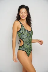 Malla entera de lycra estampada con motivos florales en tonos celeste, amarillo y rosa, con breteles finos negros y espalda cavada.