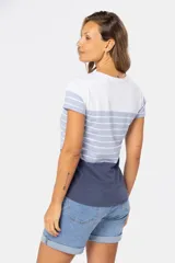 Remera de cuello redondo con bloques de color rosa, blanco a rayas y celeste.