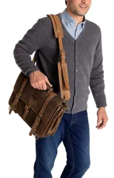 Cardigan de cashmere color gris oscuro, de corte regular, con escote en V, cierre frontal con botones y mangas largas.