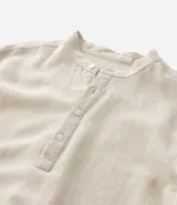 Camisa de manga larga confeccionada en mezcla de lino y algodón, con cuello tipo padre y cierre frontal parcial con botones. Presenta un corte amplio y cómodo, ideal para un estilo casual y fresco.