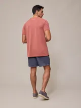 Short de baño tipo volley, color azul piedra con efecto lavado, cintura elástica con cordón ajustable y bolsillos laterales.