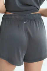 Short de descanso color gris, con cintura elástica y cordón ajustable. Presenta un diseño holgado y cómodo.