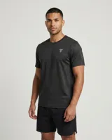 Remera deportiva Tiffosi de manga corta y cuello redondo, color negro con sutil patrón geométrico tonal y logo estampado en el pecho.