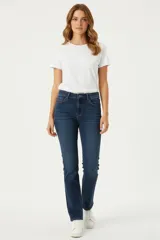 Pantalon jean de corte recto y tiro medio, con bolsillos laterales y traseros.