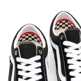Championes Vans modelo Skate Old Skool, de diseño clásico en color negro con la icónica banda lateral blanca. Presentan capellada de lona resistente, suela de goma vulcanizada con diseño de waffle para mayor agarre y refuerzos en zonas de alto desgaste.