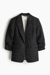 Blazer entallado de mezcla de viscosa en color negro, con solapas de muesca, hombreras y mangas tres cuartos fruncidas. Cuenta con bolsillos delanteros con solapa, diseño sin cierre y forro interior.