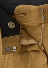 Pantalón de lino color verde militar, de corte recto y tiro bajo, con bolsillos laterales y trabillas para cinturón.