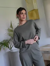 Remera de manga larga color verde oliva, con cuello redondo y tejido acanalado.