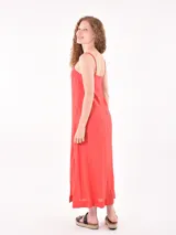 Vestido largo de tirantes finos, con escote recto y tajo frontal en la falda.