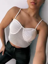 Top blanco de crepé con copas preformadas y breteles finos. El cuerpo es de red calada.