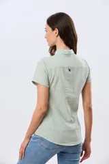 Camisa de lino color verde menta, de manga corta, con cuello clásico y calce ajustado.