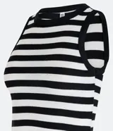 Musculosa corta de cuello redondo con diseño de rayas horizontales en blanco y negro, confeccionada en tejido texturizado con elasticidad.
