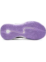 Championes de básquetbol Under Armour Curry 3Z7, con diseño en tonos violeta y morado. Presentan una combinación de cuero y malla en la parte superior, entresuela con tecnología Charged Cushioning para mayor amortiguación y suela de goma con patrón de tracción anatómico para un agarre superior.