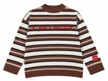Sweater de punto oversized con diseño de rayas horizontales en tonos marrón, blanco y negro, cuello alto y mangas largas con hombros caídos. Cuenta con aberturas laterales en el dobladillo y una etiqueta roja decorativa en la manga.
