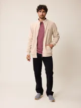 Campera de polar bordó con cierre frontal completo, cuello alto y puños elásticos. Presenta un diseño liso con logo bordado en el pecho.