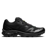 Championes Salomon XT-6 de alto rendimiento para trail running y uso urbano, en color negro con detalles sutiles, sistema de cordones Quicklace y suela de gran tracción.