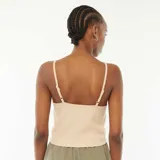 Camiseta de tirantes color beige, de punto de canalé y corte crop top.