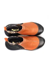 Zapato deportivo sin cordones con estampado de leopardo y elásticos laterales.