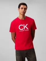 Remera Calvin Klein de color rojo, con cuello redondo, mangas cortas y corte regular. Presenta el logotipo y monograma de la marca impresos en gran tamaño en el centro del pecho.