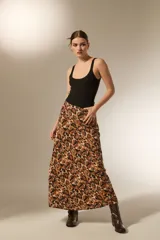 Falda midi de corte recto con estampado animal print en tonos marrones y negros. Confeccionada en lyocell, presenta una caída fluida y elegante.