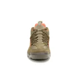 Championes Caterpillar modelo Crail Sport Low, color verde oliva con detalles en naranja vibrante. Confeccionados en una combinación de gamuza y nailon, cuentan con entresuela de EVA liviana y suela de goma resistente para mayor tracción.