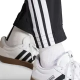 Pantalón deportivo Adidas modelo M 3S Wv Tc Pt, color negro con las clásicas tres tiras blancas en los laterales. Cuenta con cintura elástica con cordón de ajuste y puños elastizados en los tobillos.