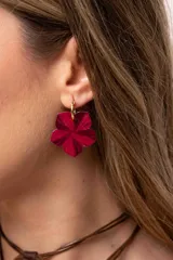 Aro con argolla de acero quirúrgico y dije en forma de flor con acabado esmaltado en color bordó.