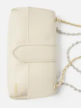 Cartera de cuero de cordero color blanco de silueta rectangular, con solapa frontal, cierre magnético y correa de cadena combinada con cuero trenzado. Incluye el logotipo de la marca grabado en dorado en el frente.