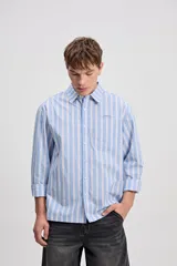 Camisa de manga larga con diseño a rayas verticales en color verde y blanco, cuello clásico y estampa con bordado en la espalda con la frase "Expect Nothing, appreciate everything".
