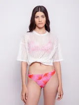 Bottom de bikini con estampado geométrico bicolor en tonos violeta y rojo.