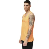 Musculosa color naranja con logo RVCA estampado en el pecho.