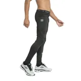 Calza térmica deportiva Umbro de color negro, con ajuste ceñido al cuerpo y cintura elástica con el logo de la marca estampado.