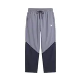 Pantalón New Balance Sport Legacy, diseño bicolor en tonos gris y azul marino, con cintura elástica ajustable mediante cordón y logo bordado en blanco.