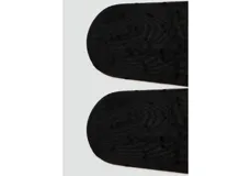 Medias negras de tejido fino con diseño de plumeti, confeccionadas en una mezcla de poliamida y elastano para mayor elasticidad y ajuste.